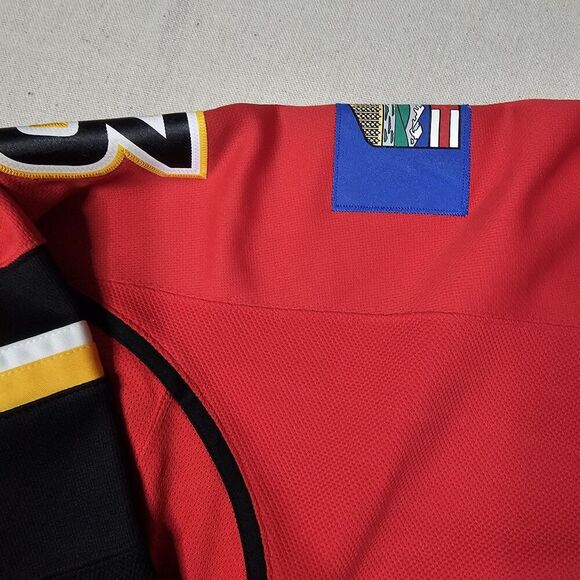 Vintage RBK CCM NHL Calgary Flames #3 Dion Phaneuf Jersey Size Small Autographed - Picture 6 of 10